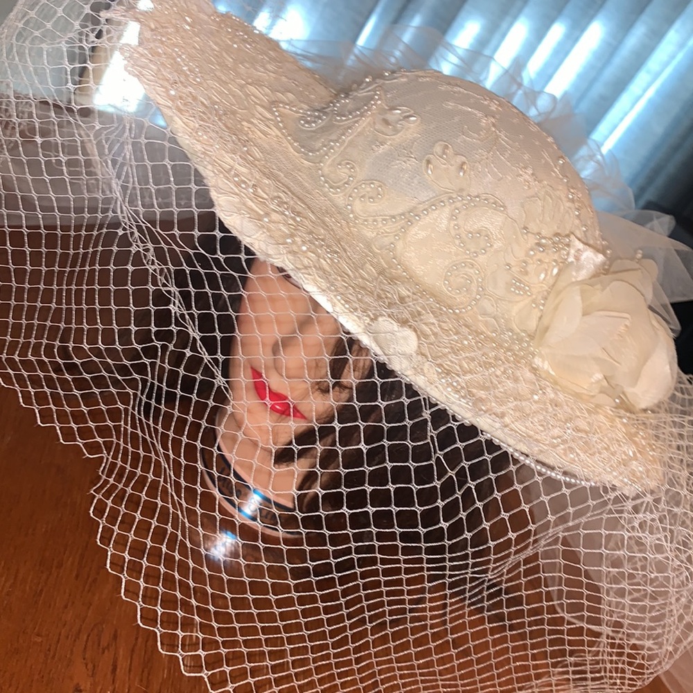 Wedding hat with veil